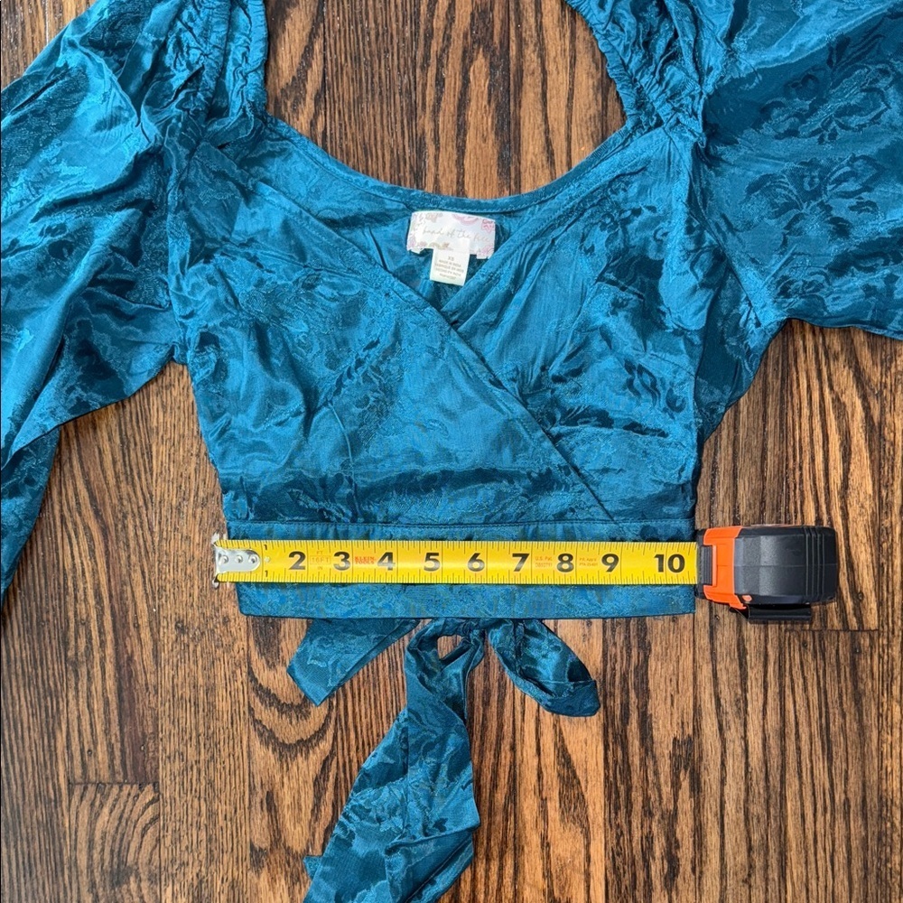 Free People Emerald Satin Wrap Crop Top Balloon Sleeve NWT XS - Picture 13 of 15